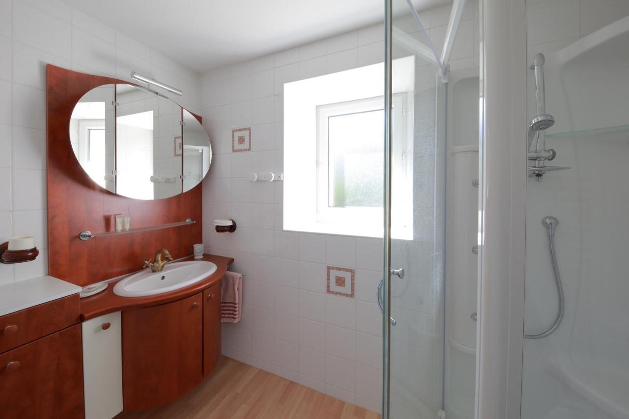 Gite La Loge Des Fees Latillé Buitenkant foto